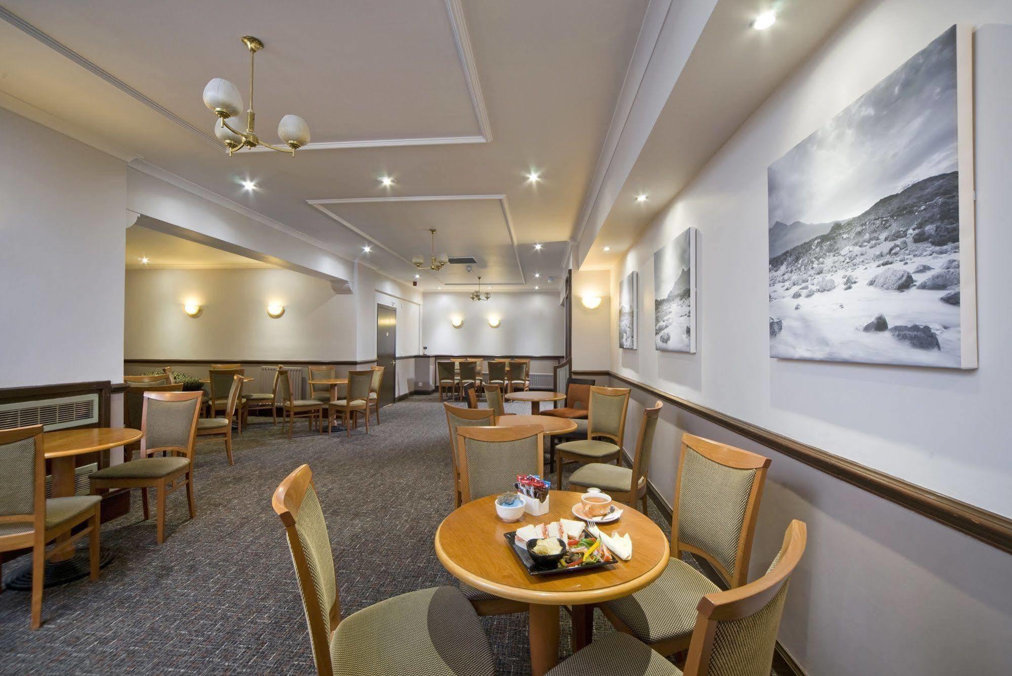 The Tarbet Hotel Exterior photo