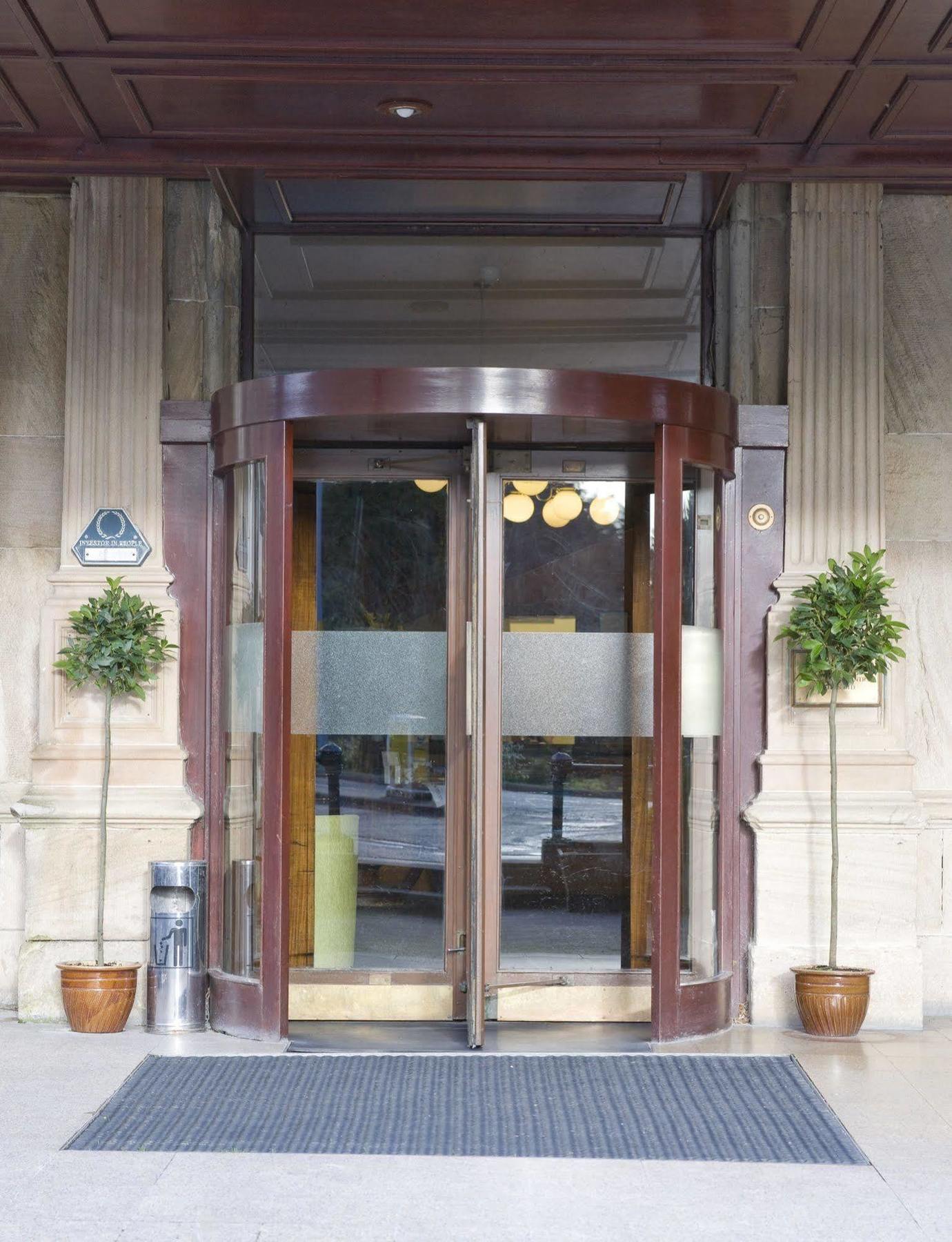 The Tarbet Hotel Exterior photo
