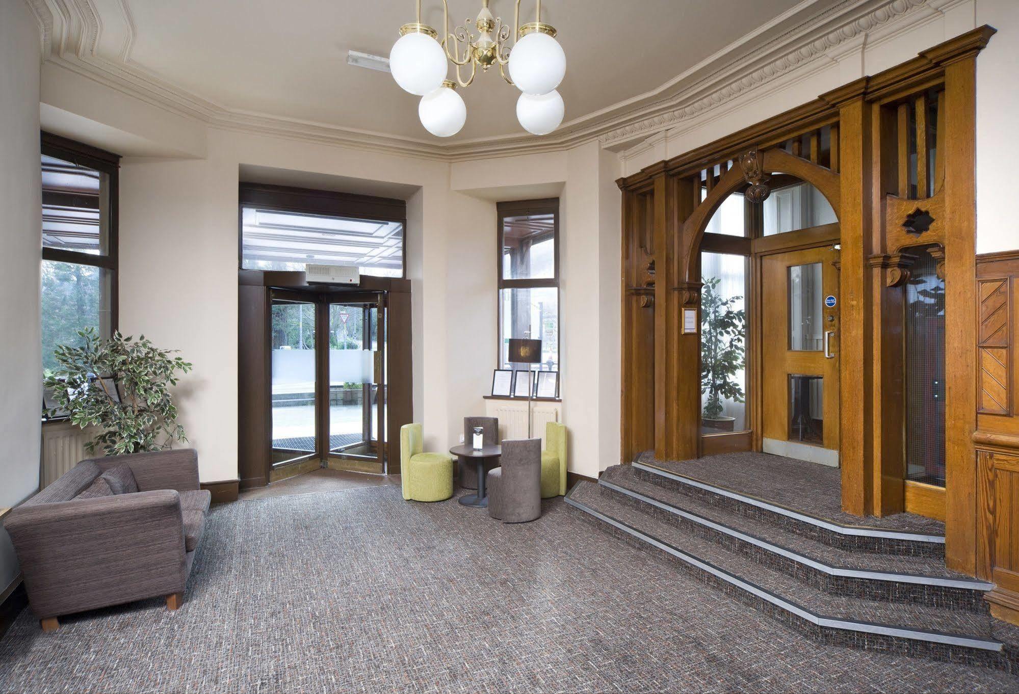 The Tarbet Hotel Exterior photo